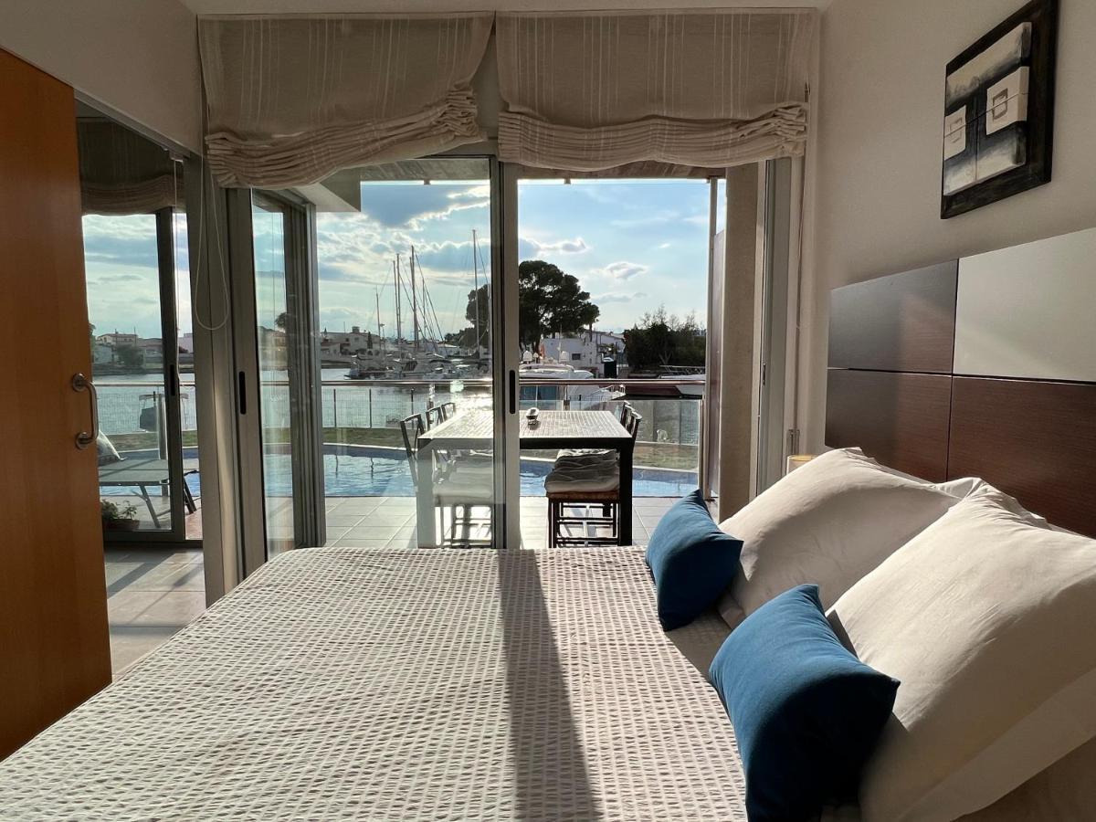 Blau Apartamento Frente A Los Canales Y Las Puestas De Sol De Росес Екстериор снимка