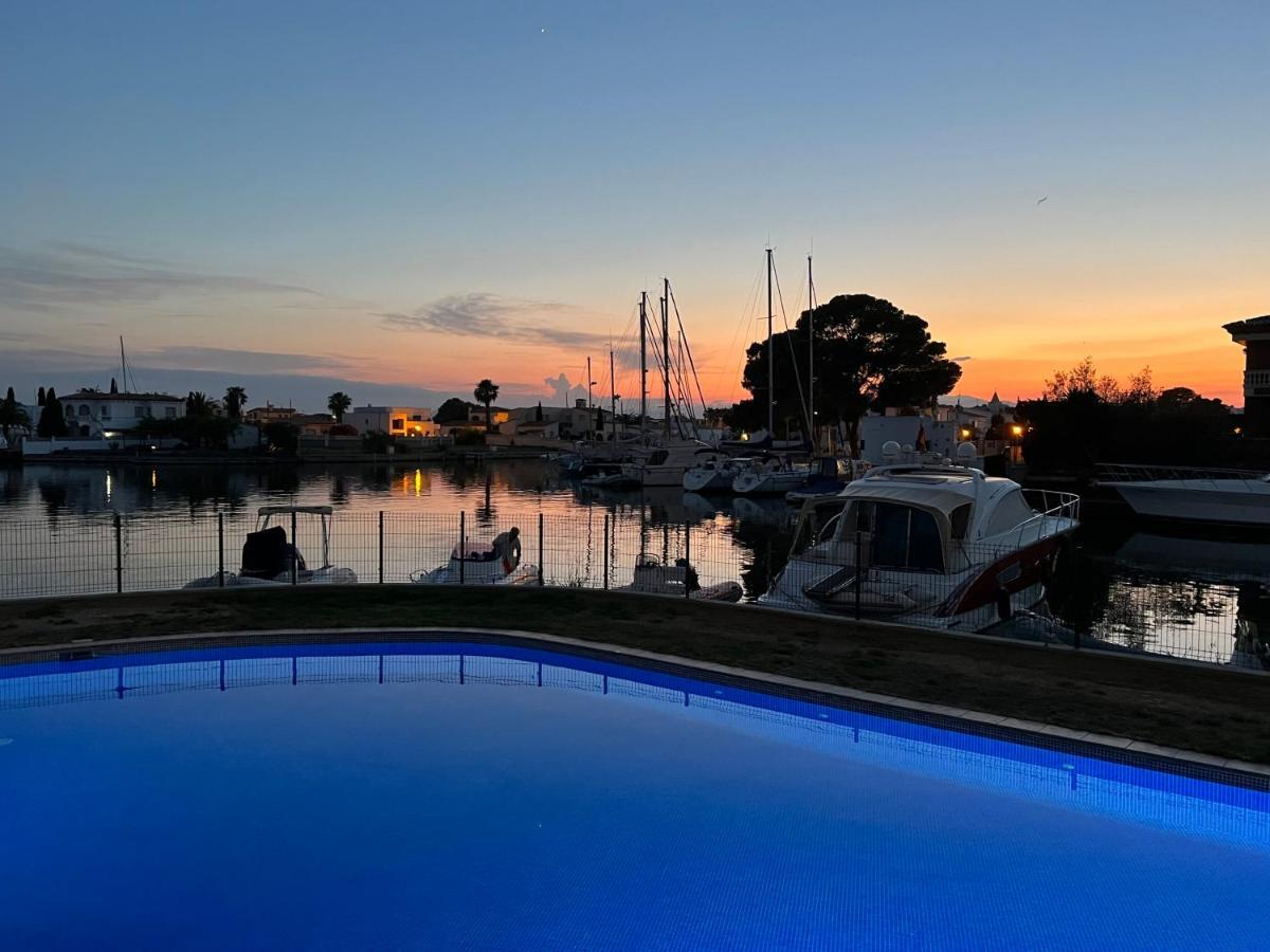 Blau Apartamento Frente A Los Canales Y Las Puestas De Sol De Росес Екстериор снимка