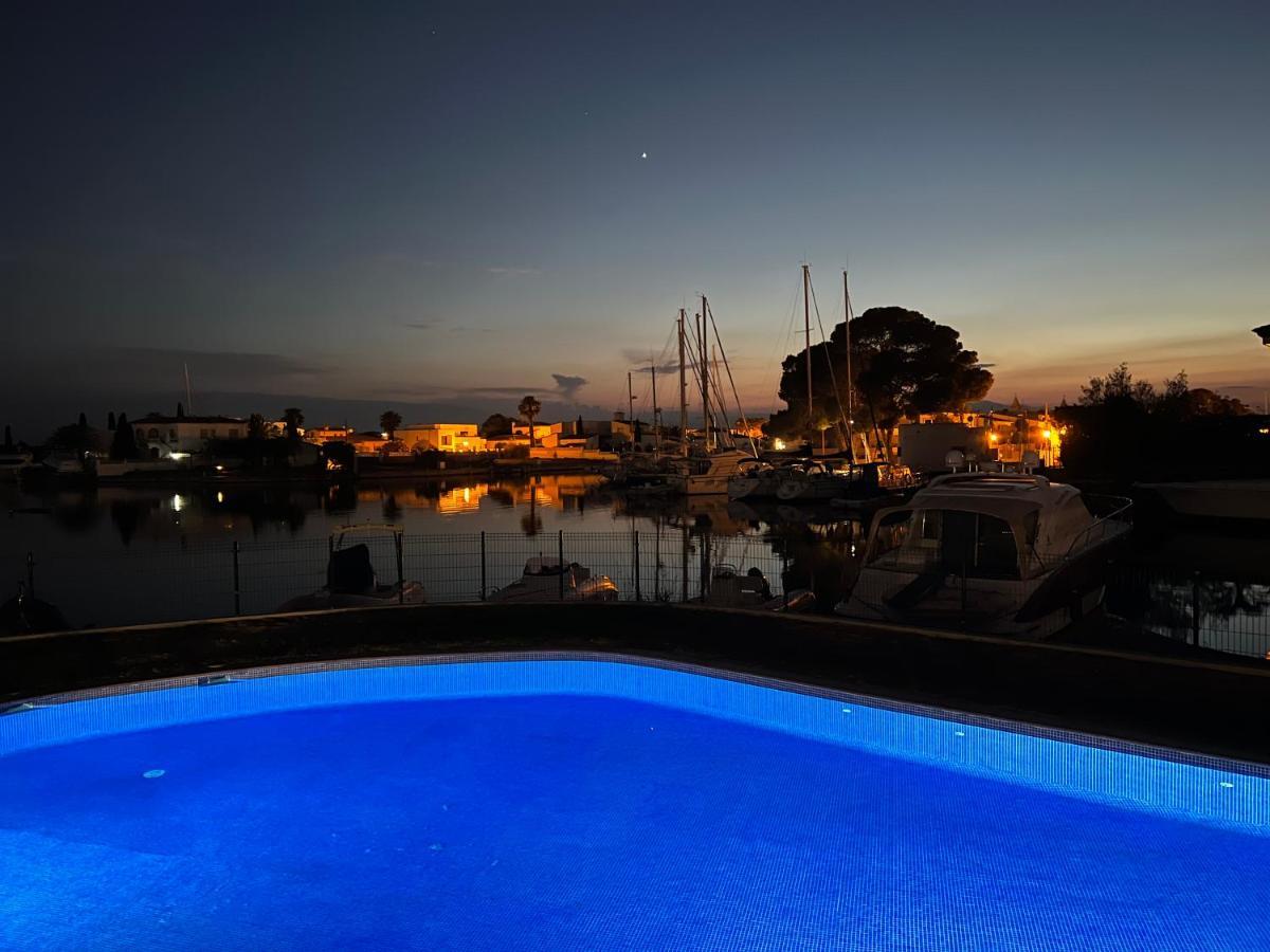 Blau Apartamento Frente A Los Canales Y Las Puestas De Sol De Росес Екстериор снимка